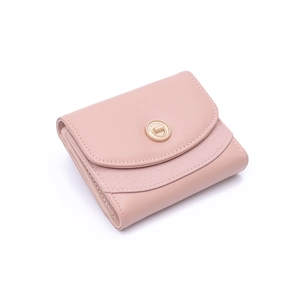 Dettaglio del portafoglio piccolo rosa da donna con chiusura in metallo e pelle PU