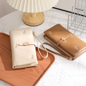 Détails de broderie de feuilles et fermoir sur long portefeuille en cuir PU avec dragonne