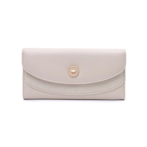 Dettaglio del portafoglio lungo in pelle PU beige con trama canvas e fibbia dorata