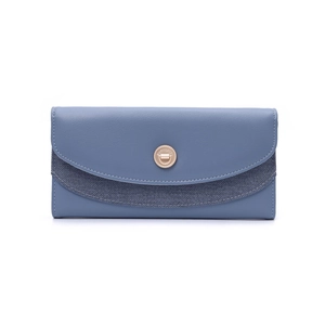 Dettaglio dell'elegante chiusura dorata su un portafoglio lungo in pelle blu grigio vellutato