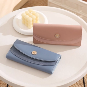 Dettagli ravvicinati di portafogli in pelle PU rosa e blu con fibbie in metallo dorato