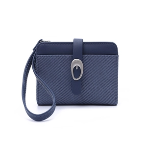 Dettaglio del portafoglio blu navy con twill testurizzato e fibbia in metallo argento