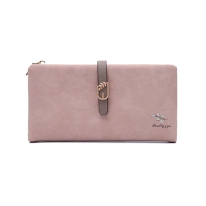 Dettaglio del portafoglio in pelle PU rosa con fibbia a foglia d'oro e logo Prettyzys