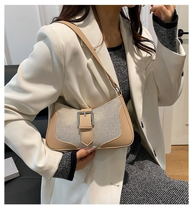 Détails du sac à bandoulière minimaliste en toile beige et cuir camel à boucle