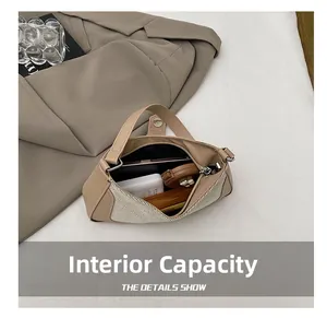 Capacité interne du sac en toile et cuir montrant téléphone et cosmétiques