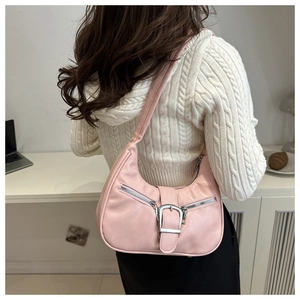 Rosafarbene Schultertasche aus Kunstleder mit silbernen Schnallen und Reißverschlüssen