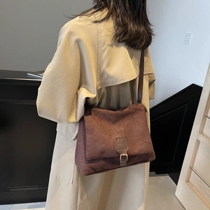 Borsa tote marrone opaca da donna abbinata a un trench kaki per uno stile vintage unico