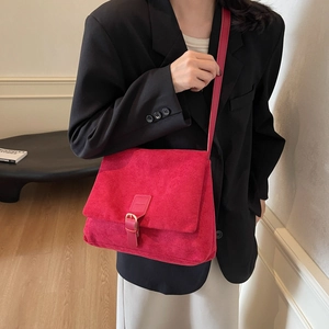 Borsa tote vintage in pelle scamosciata rossa opaca mostrata su un modello in abito