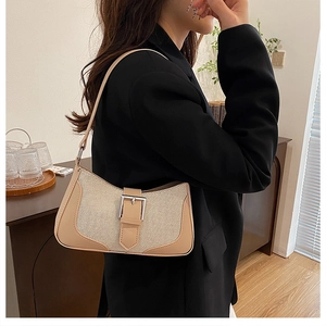 Vue détaillée du sac sous le bras rétro en toile et cuir contrasté porté à l'épaule