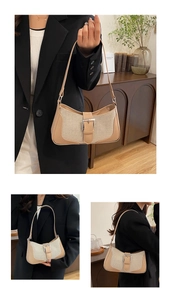 Détail du sac à bandoulière en toile avec bordure en cuir et boucle en métal argenté