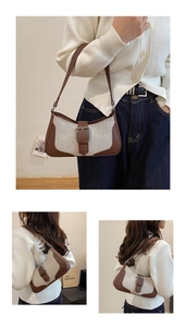 Détail du sac bandoulière en toile et cuir marron avec grande boucle en métal et sangle