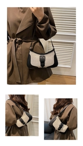 Détail des finitions en cuir contrasté et de la boucle sur le sac baguette rétro
