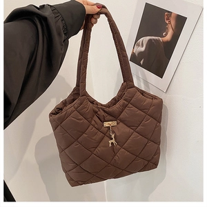 Women Large Capacity Padded Tote Bag Lightweight Nylon Diamond Quilted Shoulder Bag With Metal Deer Pendant Fashion Handbag