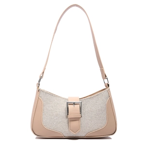 Sac baguette beige en tissu tissé avec boucle argentée et finitions en cuir
