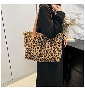 Borsa tote in peluche leopardata con manici in pelle marrone indossata a spalla
