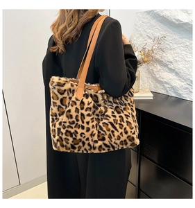 Dettaglio borsa tote in peluche leopardata con tracolla in pelle sintetica marrone
