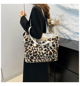 Dettaglio della borsa tote in peluche leopardata con manici in pelle bianca