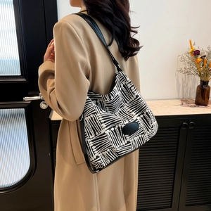 Retro geometric pattern shoulder bucket bag for women with black and white abstract print