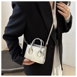 Macro di una mini borsa a tracolla argento metallizzato con classico motivo trapuntato