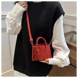 Dettaglio mini borsa rossa metallizzata in pelle verniciata trapuntata con tracolla