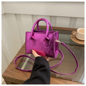 Mini borsa a mano in pelle verniciata trapuntata viola metallizzato con doppi manici