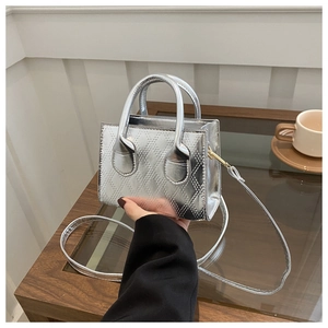 Dettaglio mini borsa trapuntata argento con finitura metallizzata e manici doppi
