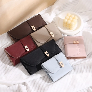 Pochette minimaliste en cuir PU avec boucle fleur dorée et gaufrage 'Perfect'