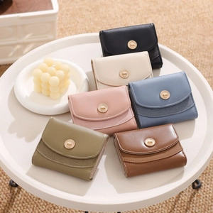 Portafogli corti da donna in pelle PU in sei colori con fibbia in metallo sulla tavola