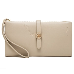 Détail du portefeuille long en similicuir beige avec gaufrage feuille et boucle dorée