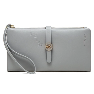 Détail d'un grand portefeuille en cuir PU gris clair avec motif feuille et dragonne