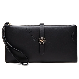 Détail du long portefeuille en cuir noir avec fermoir rose doré et dragonne