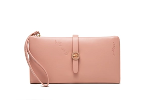 Détail du portefeuille en cuir mauve avec boucle fleurie dorée et motif feuilles gaufré