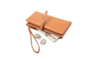 Vue détaillée du portefeuille long en similicuir marron avec poche zippée et sangle