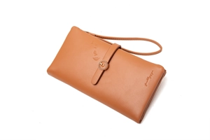 Vue détaillée du portefeuille en cuir PU marron avec motif feuille et boucle rose en métal