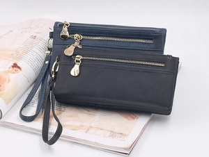 Detail von Vintage-Langen-Geldbörsen in Schwarz und Marine mit Mehrfachreißverschluss