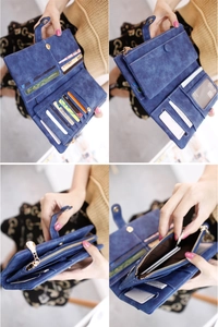 Dettaglio interno del portafoglio lungo vintage blu con scomparti e zip