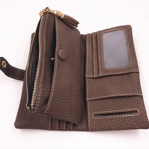 Portafoglio lungo marrone in pelle martellata con tasca zip e scomparti per carte di credito