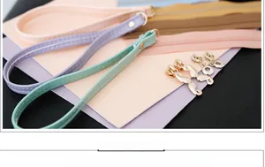 Dettaglio delle cinghie da polso in pelle PU colorata con hardware in metallo dorato