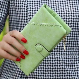 Portafoglio lungo verde menta da donna con cuciture a onda e tasca con cerniera