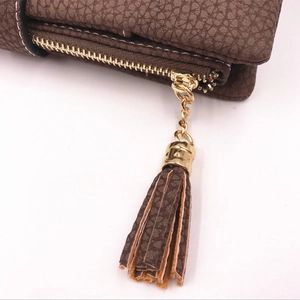 Portafoglio lungo da donna in pelle marrone con grana litchi e nappa con zip dorata