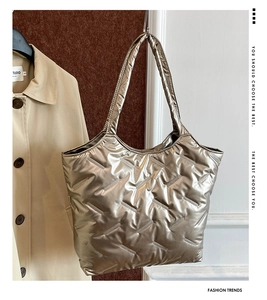 Détails du sac cabas matelassé métallisé couleur champagne avec surpiqûres losanges