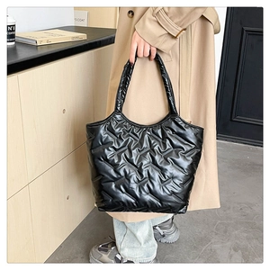 Détail du grand sac cabas matelassé noir brillant avec design bouffant et élégant
