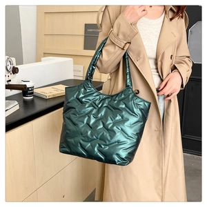 Sac fourre-tout matelassé vert émeraude brillant pour voyage avec finition métal