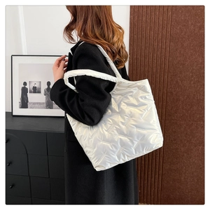 Détail du sac cabas matelassé blanc style doudoune avec poignées rembourrées et coutures en V
