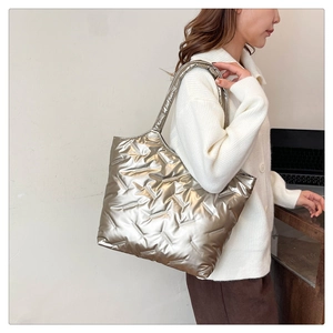 Sac cabas matelassé doré champagne effet métallisé porté par un mannequin