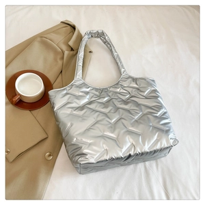 Détail du grand sac cabas matelassé argenté métallisé avec bandoulière assortie élégante