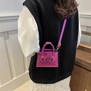 Mini borsa in pelle verniciata viola metallizzato trapuntata con dettagli dorati
