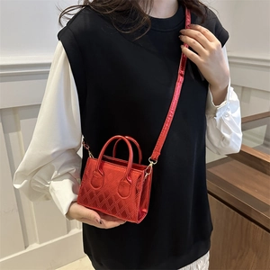 Mini borsa trapuntata rossa metallizzata con doppi manici e tracolla da donna