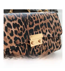 Nahaufnahme der Leopardenmuster-Tasche mit goldenem Metalldrehverschluss und Luxuskette