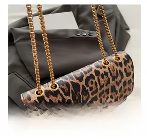 Detail der Schultertasche mit Leopardenmuster, Goldkette und Metallösen-Design